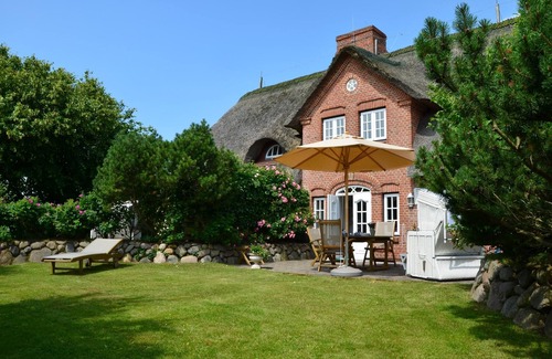 Großmorsum House | Somewhat hidden away, not far from the Morsum Wadden Sea, you will find this pretty