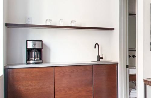 Queen Village Apartment | Sonder The Queen | King Room