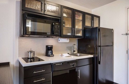 Waukegan Hotel | Sonesta Simply Suites Chicago Waukegan