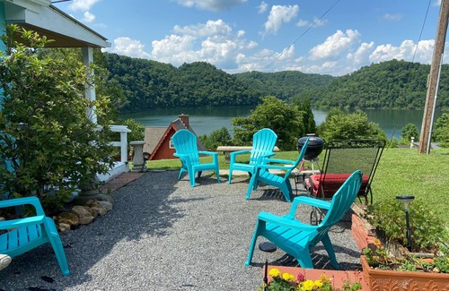 Sparta House | Songbird Manor (Panoramic Lake Views)