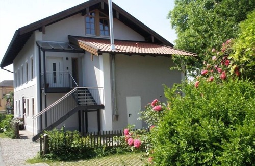 Chieming Apartment | Sonnige Ferienwohnung mit einem Schlafzimmer und Westbalkon