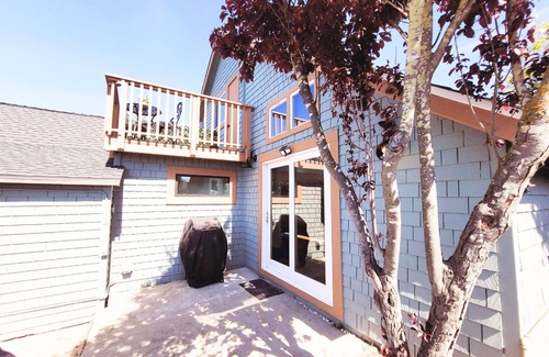 Old Town House | Sonoma Coast Retreat - Charming 2-bedroom house in tranquil Bodega Bay with WiFi