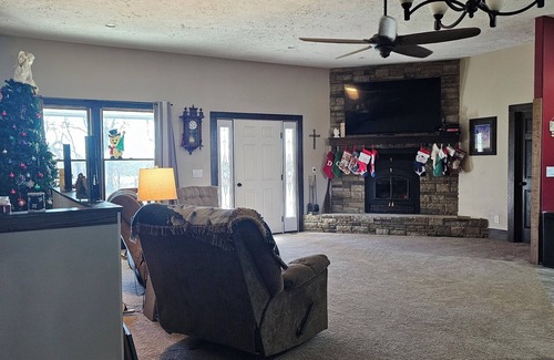 McPherson County House | Soothing 6-bedroom house with AC in charming Moundridge