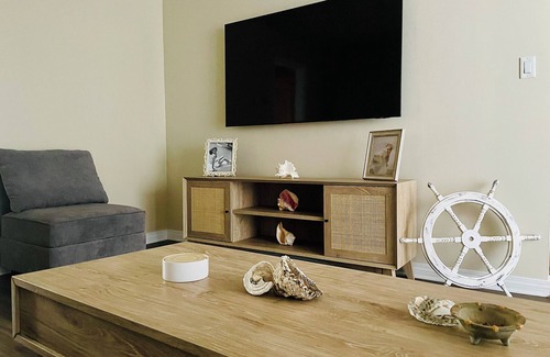 Redondo Beach Apartment | Soothing Beach Apartment in Redondo Beach…20 steps to Ocean!