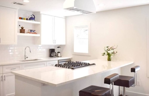 Boulevard Oaks Apartment | Soothing Modern APT in the Museum District w/Pool
