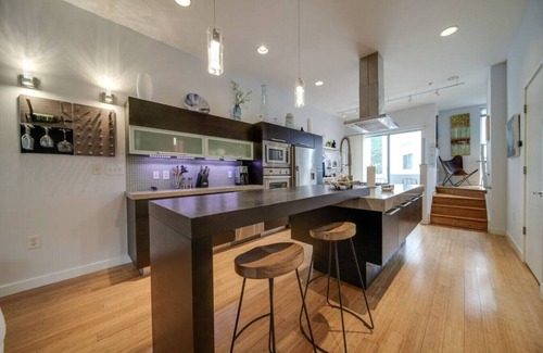 Wesley Heights Condo | Sophisticated 3-Story Stay—Historic Wesley Heights
