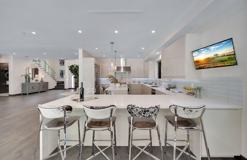 Beverlywood House | Sophisticated 6 Bedrooms and 6.5 Baths with pool and Jacuzzi.