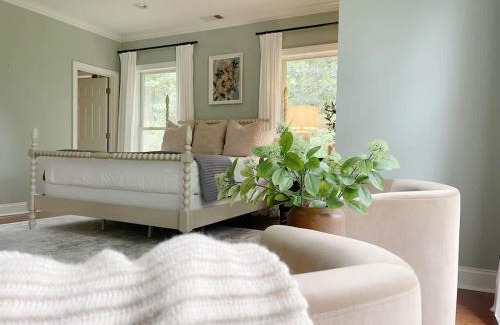 Whitemarsh Island House | Sophisticated and Luxurious Details- Sleeps 18
