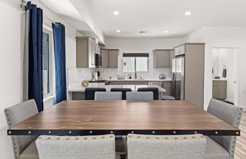 Wilshire House | Sophisticated Getaway Hollywood & Dtla