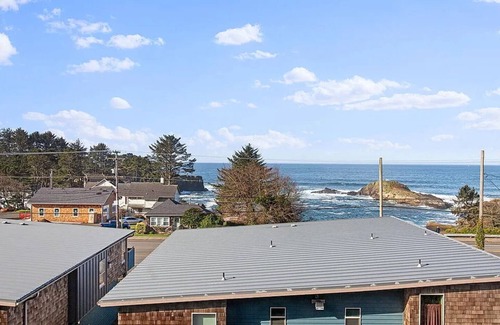 Depoe Bay House | Sophisticated Oceanview Retreat Overlooking Pirate Cove – Luxury Awaits