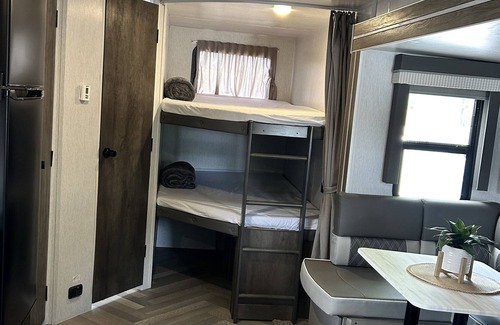 Spring Hill House | Sophisticated spacious camper RV
