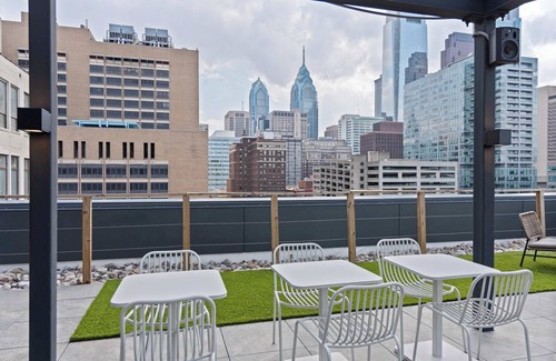 Logan Square Apartment | Sosuite | 1BR Apt w Roof Deck, Gym, Laundry