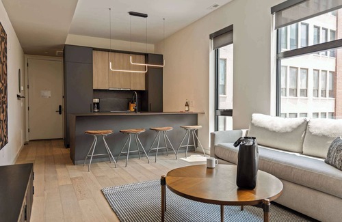 Logan Square Apartment | Sosuite | Corner 1BR Apt w Roof Deck, Gym, Laundry