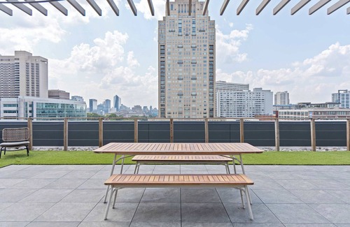 Logan Square Apartment | Sosuite | Corner 1BR Apt w Roof Deck, Gym, Laundry