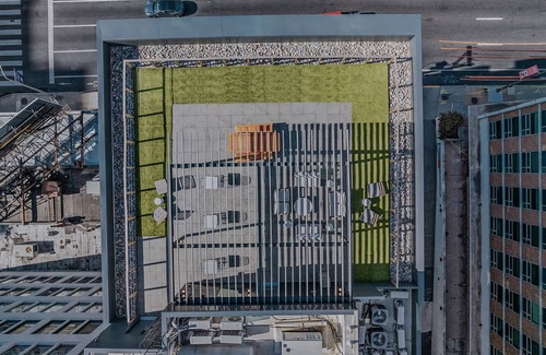 Logan Square Apartment | Sosuite One Bed Apt w Rooftop, Gym, Laundry