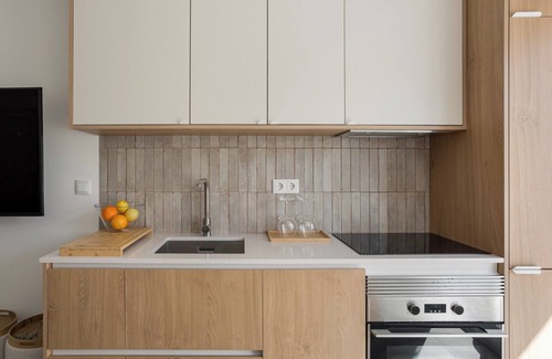 Seixal Apartment | South Bank 2BR with Coal-Fired Hot Tub and BBQ