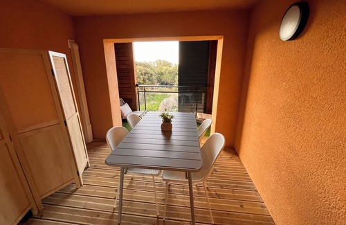 Pianotolli-Caldarello Apartment | South Corsica, cosy T3 air-conditioned, direct access to the sea, feet in the water