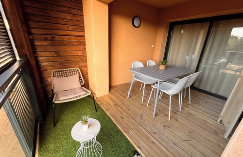 Pianotolli-Caldarello Apartment | South Corsica, cosy T3 air-conditioned, direct access to the sea, feet in the water