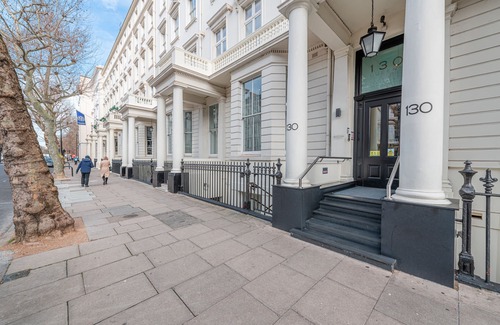 South Kensington Apartment | South Kensington Deluxe One Bedroom Apartment with Balcony