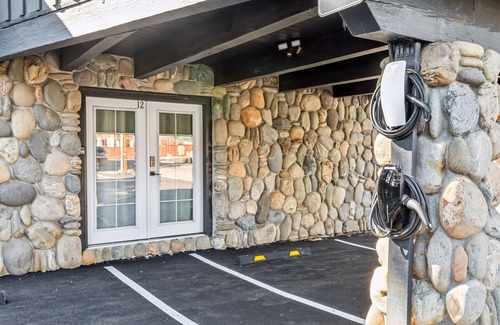 Lakeside Park Apartment | South Lake Chalet #11-New Boutique Suite-Minutes to Heavenly & Lake Tahoe