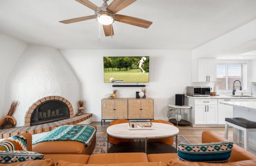 Desert Foothills Estates House | South Mountain FREE HEATED Pool and Hot Tub Walk to trails and park.
