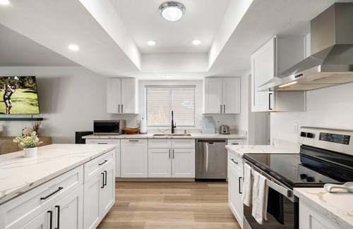 Desert Foothills Estates House | South Mountain FREE HEATED Pool and Hot Tub Walk to trails and park.