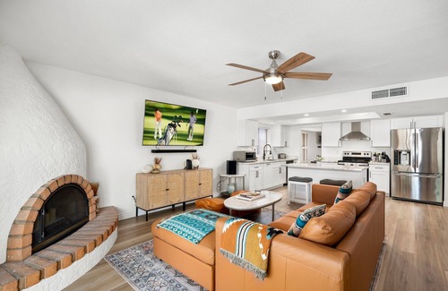 Desert Foothills Estates House | South Mountain FREE HEATED Pool and Hot Tub Walk to trails and park.