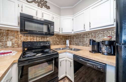 Lake Hamilton Apartment | South Shore 1 bdrm! Game room! Mini-Golf, 2 Pools, Pickleball, Tennis & More!