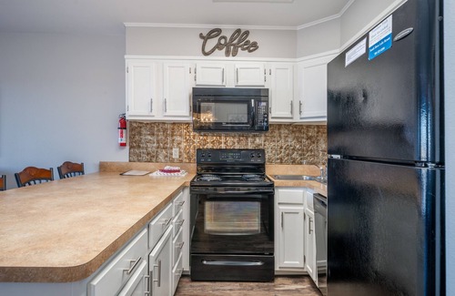 Lake Hamilton Apartment | South Shore 1 bdrm! Game room! Mini-Golf, 2 Pools, Pickleball, Tennis & More!