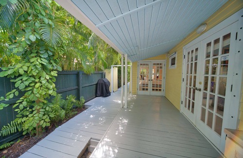 White St. Gallery House | South Street Cottage: Bright & Sunny with Pool, Patio & Hot Tub