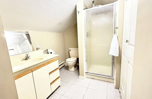 Crescent Beach House | South Surrey House - Private bachelor Suite with Bathroom & Separate Entry