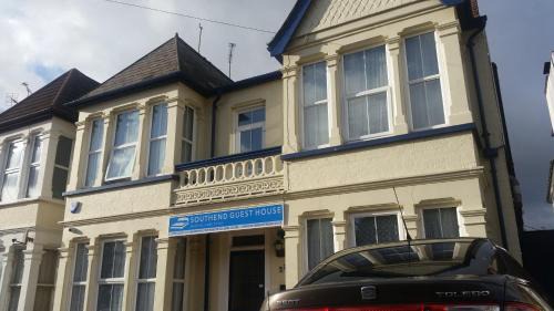 Westcliff-on-Sea House | Southend Guest House - Close to Beach, Train Station & Southend Airport