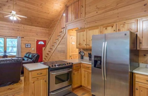 McArthur Cabin | Southern Comfort Cabin- 8 Guests, 3 BR, 2.5 BA, Hot Tub, WiFi- Hocking Hills