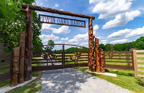 Lebanon House | Southern Country "Cowboy" Hospitality at the Twin Oaks Guest Ranch Nashville TN