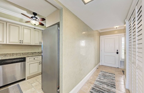 Siesta Key Condo | Southern Exposure | Beachfront Condo w/Water Views & Pool Access