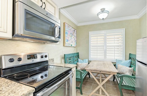 Siesta Key Condo | Southern Exposure | Beachfront Condo w/Water Views & Pool Access