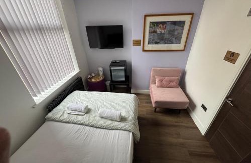 Elland Apartment | Southgate Luxury Apartments-Jaquzzi Bath-Private Parking- 2 Min M62