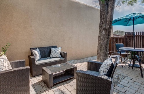 Santa Fe House | Southwest Modern 2+2 Home, Private Courtyard & Fenced Backyard Centrally Located