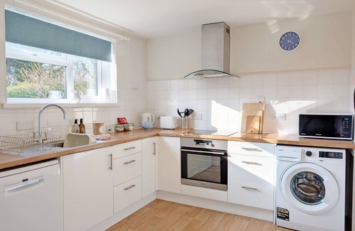 East Ashling Cottage | Southwood Farm Cottage - a cottage that sleeps 4 guests in 2 bedrooms