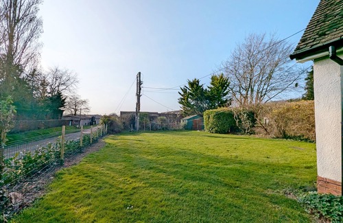 East Ashling Cottage | Southwood Farm Cottage - a cottage that sleeps 4 guests in 2 bedrooms