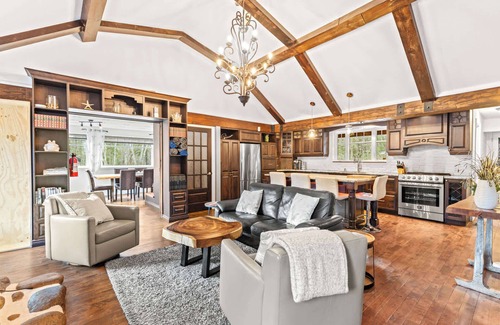 Saint-Brigitte-de-Laval Ski Chalet | Spa and river - Le Riverain