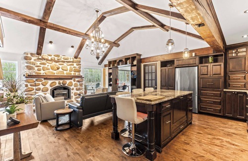 Saint-Brigitte-de-Laval Ski Chalet | Spa and river - Le Riverain