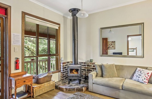 Mount Dandenong Cottage | Spa Cottage in 7 acre Rain Forest Paradise