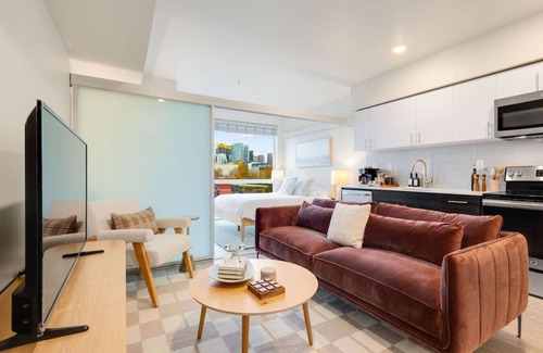 Lower Queen Anne Apartment | Space Needle Views | Vivid Suite