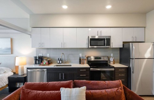 Lower Queen Anne Apartment | Space Needle Views | Vivid Suite