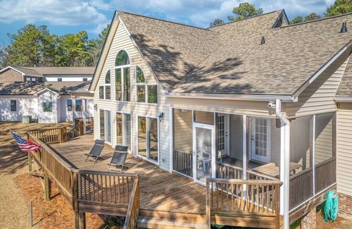 Olivia House | Spaceous Lake-front Family Home