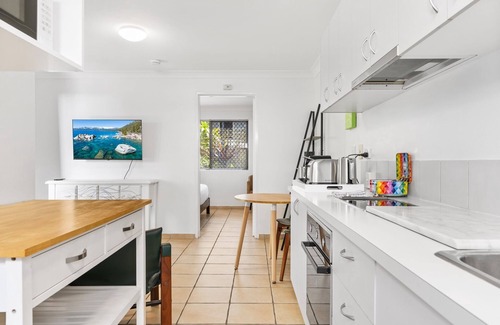 Wooloowin Apartment | Spacious 1-Bed Unit with Outdoor Patio Dining
