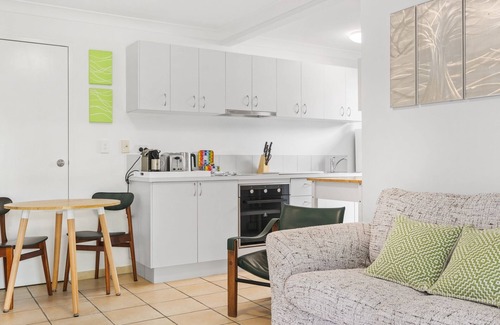 Wooloowin Apartment | Spacious 1-Bed Unit with Outdoor Patio Dining