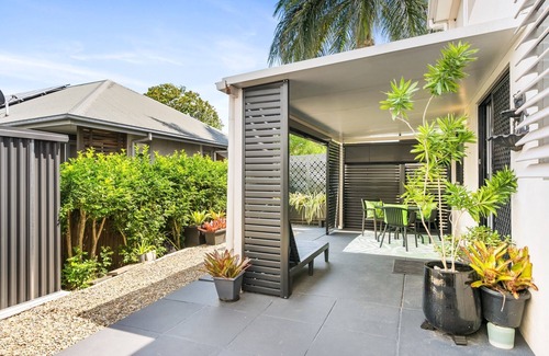 Wooloowin Apartment | Spacious 1-Bed Unit with Outdoor Patio Dining