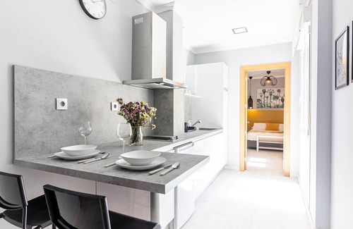 Ensanche Centro Apartment | Spacious 1-Bedroom Apartment in Central Malaga with French Balcony and High-Speed WiFi